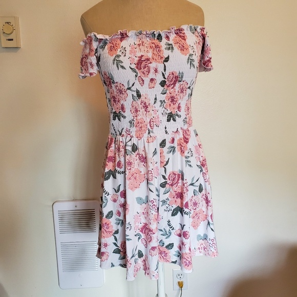 ๐ธPink Garage Floral Off The Shoulder Romper๐ธ - Picture 3 of 6